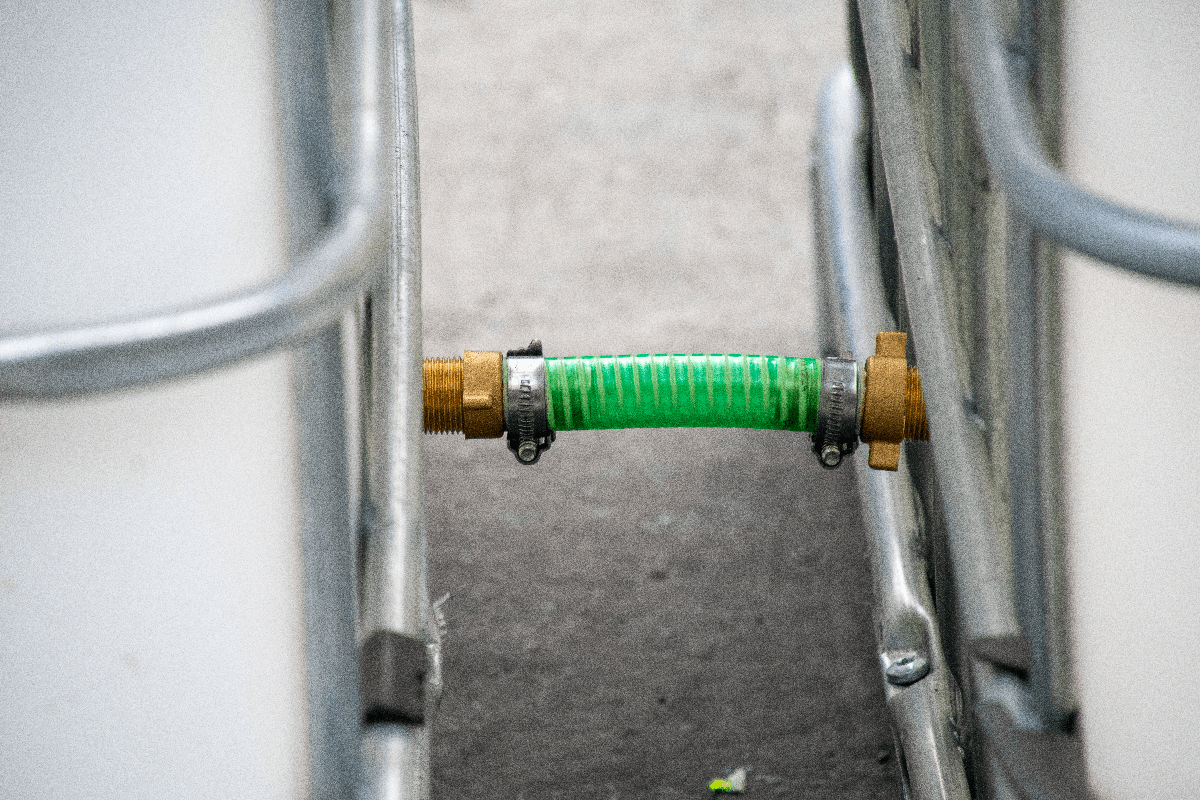 cuve-ibc-blanche-1000L-nettoyee-palette-metal-plastique-detail-kitdejonction cuve-ibc-blanche-1000L-nettoyee-palette-metal-plastique-detail-kitdejonction